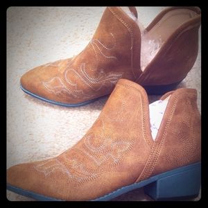 Embroidery Shoe Boot with turquoise heels
